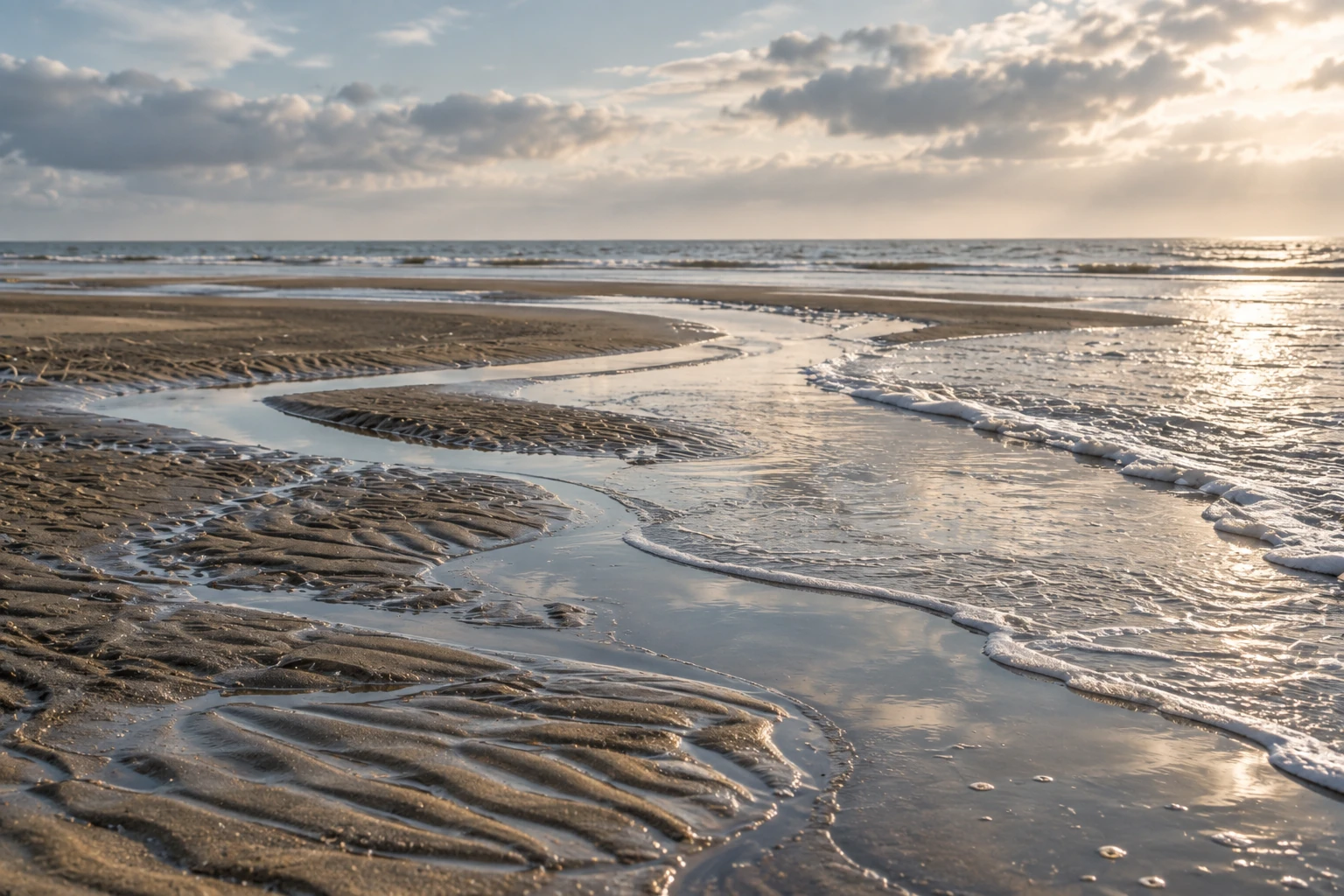 Terugtrekkend getij op een rustige kust als natuurlijke metafoor voor verwachtingen van anderen loslaten en eigen ruimte herkennen.